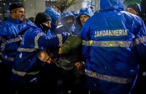 Imagini SOCANTE cu Jandarmeria LOVIND manifestantii PASNICI!