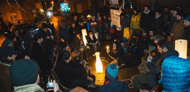 Protest de tip Sit-in la Sibiu si Bucuresti