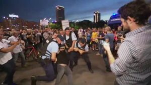 Live TEXT & VIDEO - Au INCEPUT protestele in Piata Victoriei!