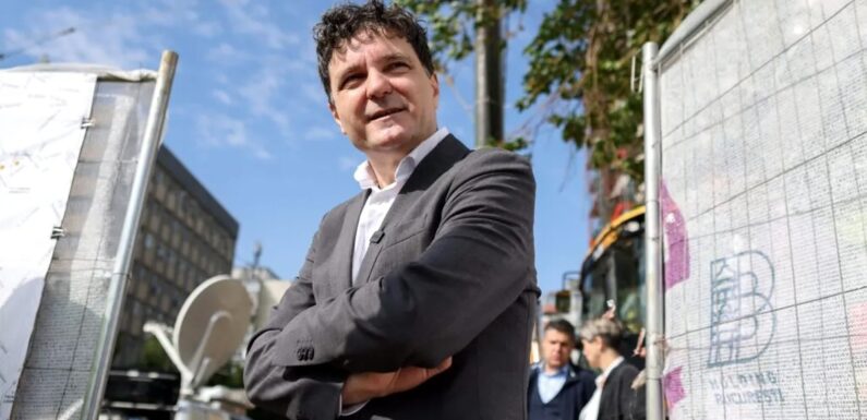 Liderul care a ieșit în stradă înainte să urce la tribună